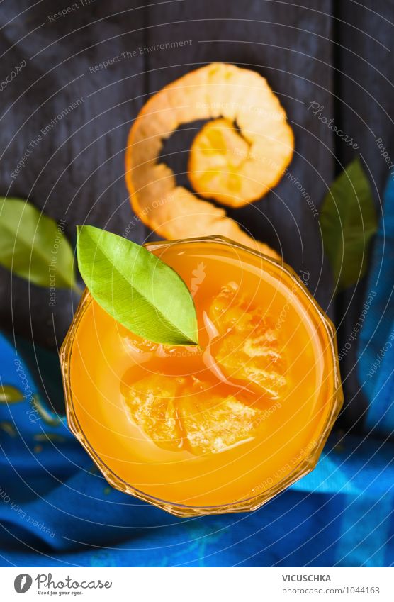 Mandarinen Saft auf blaue Holztisch Lebensmittel Frucht Orange Getränk Glas Stil Design Gesunde Ernährung Fitness Küche Restaurant Natur retro gelb Vitamin