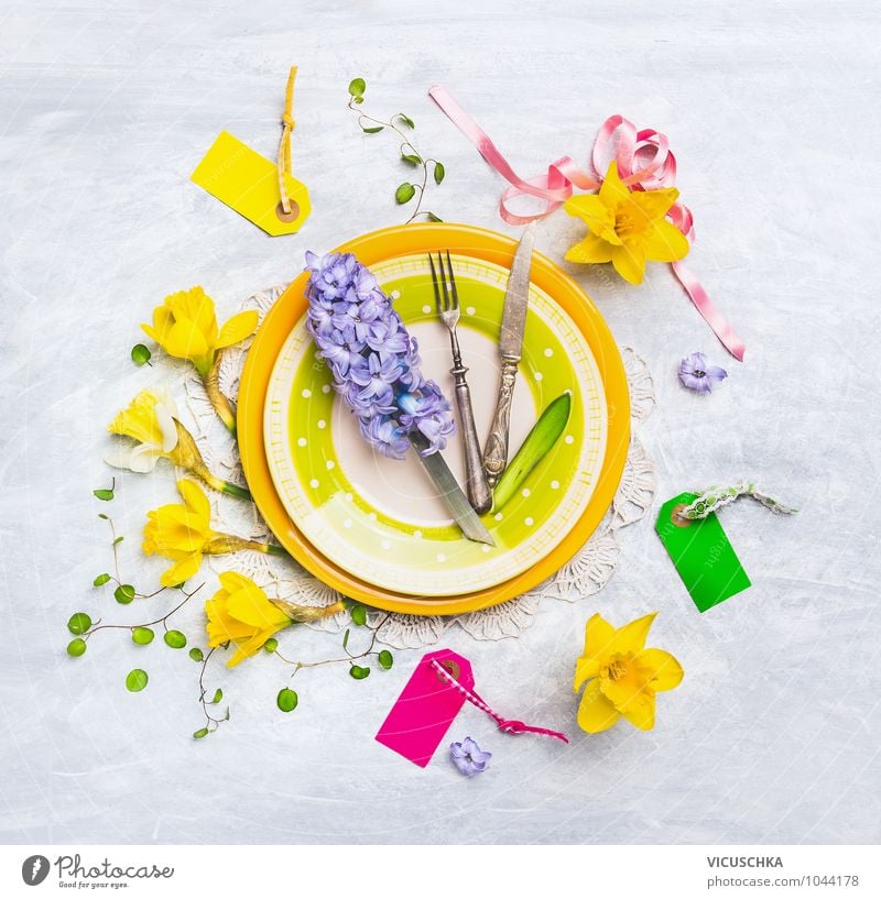 Teller mit Frühlingsblumen Dekoration Ernährung Festessen Geschirr Messer Gabel Lifestyle Stil Design Freizeit & Hobby Wohnung einrichten Innenarchitektur