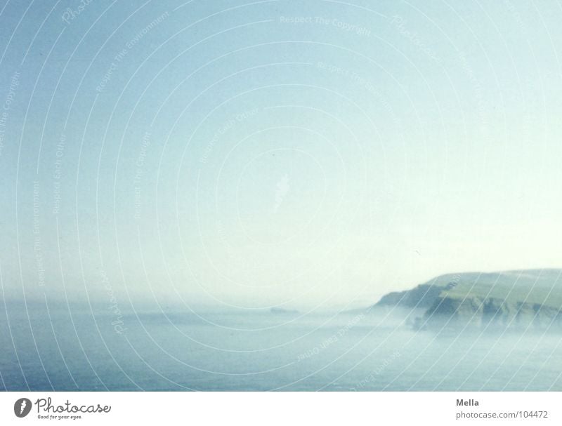 Am Cape Wrath Küste Klippe Nebel Meer Schottland steil Am Rand tief Ferne azurblau Europa Wasser Himmel Felsen Dunst Textfreiraum oben Hintergrund neutral
