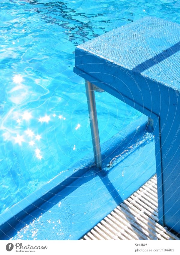 Ein Sprung ins Nass Freibad Block Beckenrand nass springen Freizeit & Hobby blau Wasser Reflexion & Spiegelung