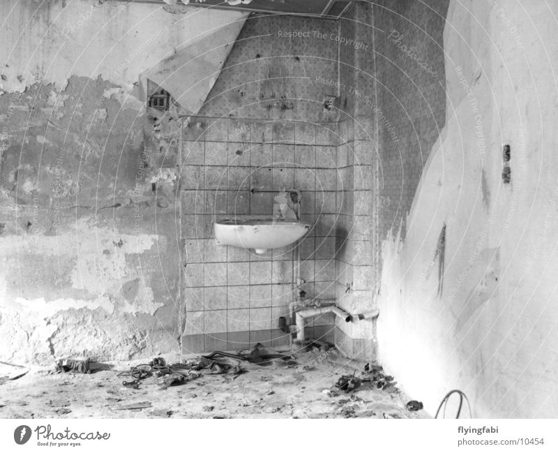 Zerfallenes Badezimmer Waschbecken Demontage Dresden Putz Wand Gebäude verfallen alt friedrichstadt dreckig