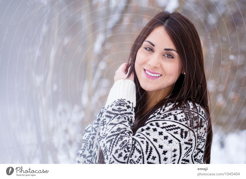 (: feminin Junge Frau Jugendliche 1 Mensch 18-30 Jahre Erwachsene Winter Glück schön kalt Lächeln Farbfoto Außenaufnahme Tag Schwache Tiefenschärfe Porträt
