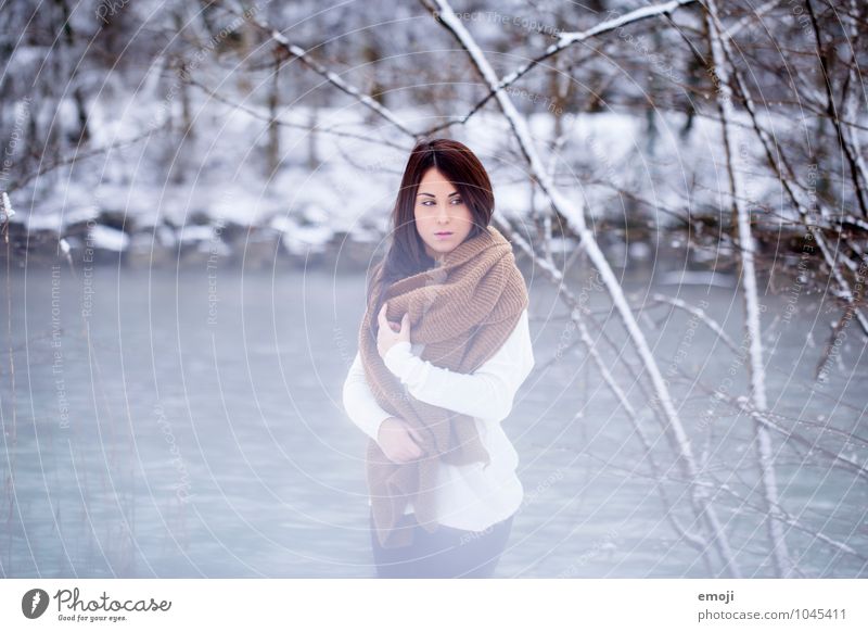 freezin' feminin Junge Frau Jugendliche 1 Mensch 18-30 Jahre Erwachsene Umwelt Natur Winter Eis Frost Schnee schön kalt blau Farbfoto Außenaufnahme Tag