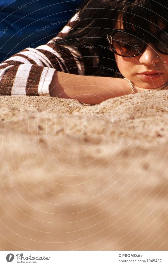 Tag am Meer II Mensch Junge Frau Jugendliche Erwachsene 1 13-18 Jahre Kind 18-30 Jahre Sand Strand Piercing Sonnenbrille brünett Erholung genießen liegen