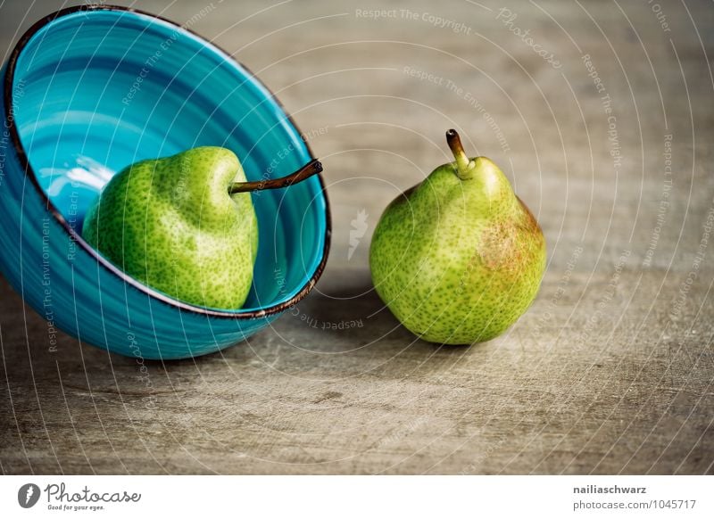 Zwei Birnen Lebensmittel Frucht Bioprodukte Vegetarische Ernährung Schalen & Schüsseln Holz Glas Duft frisch Gesundheit natürlich saftig schön blau grün türkis