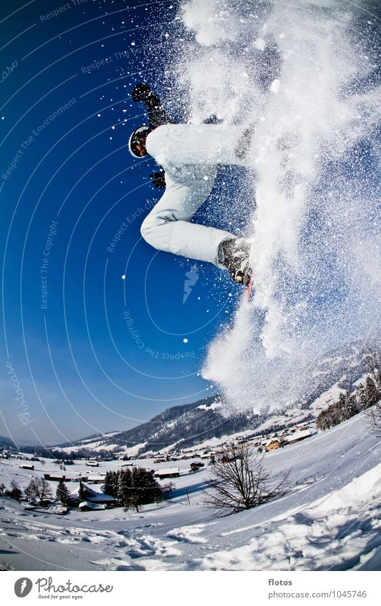 Snowfall Sport Wintersport Skipiste springen blau schwarz weiß Farbfoto Außenaufnahme Nahaufnahme Textfreiraum links Tag Blitzlichtaufnahme Sonnenlicht