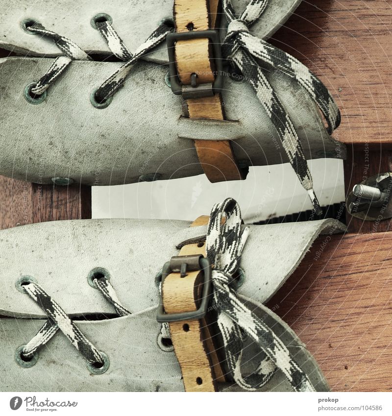 Rudern. Oder... Schuhe Sandale Holz Schlaufe Schuhbänder Leder antik binden Wasserfahrzeug Ruderboot anstrengen Sportveranstaltung Regatta Konkurrenz Kraft