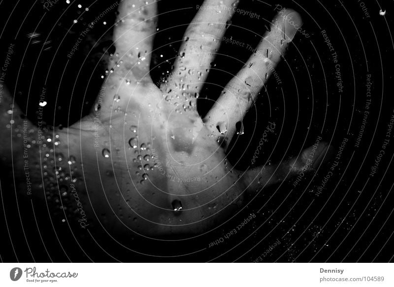 Fear the hand =) Hand Wassertropfen dunkel Fenster Fensterscheibe Finger Freizeit & Hobby Schwarzweißfoto
