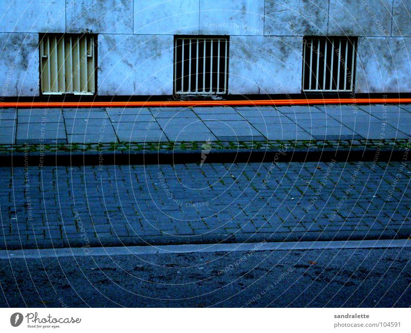 Lange Leitung Schlauch Bürgersteig Kellerfenster Wand Haus Verkehrswege Köln Straße parkstreifen orange blau wohin? Kontrast lange leitung wasser marsch! Kabel