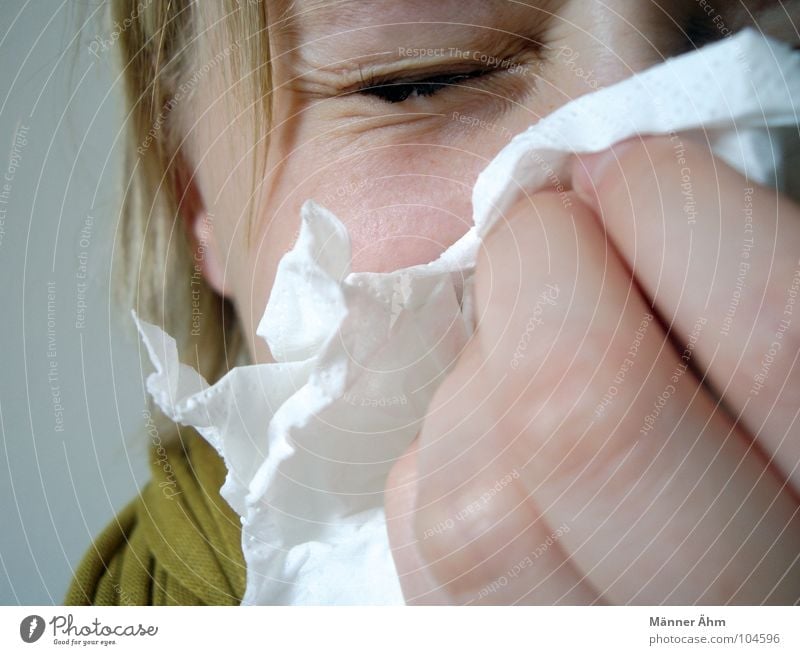 Niesen... Krankheit niesen Husten Taschentuch Mädchen Frau Hand Schniefen Staub Allergie kalt Winter Sommer Jahreszeiten unterkühlt Erkältung Infektion Luft