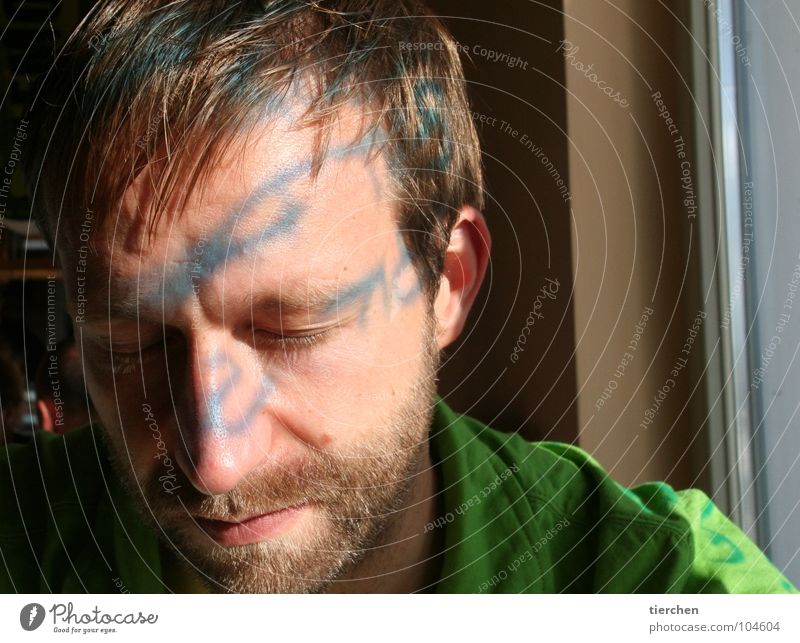 gezeichnet Licht Mann Reflexion & Spiegelung Bart Lippen Buchstaben Fenster ruhig schlafen Erholung schön Schriftzeichen Schatten Haare & Frisuren Ohr Gesicht