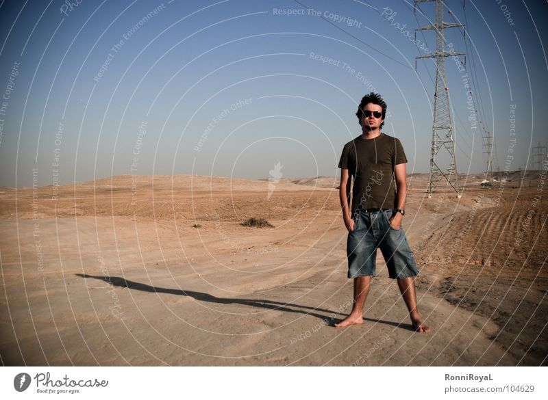 Stromlinienförmig Israel Negev heiß Elektrizität Strommast Sonnenbrille Abendsonne Sommer Wüste Mann blau Himmel Sand Energiewirtschaft Schatten