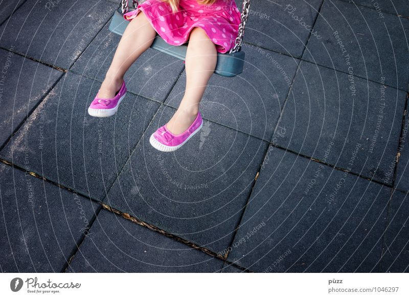 Schaukel Spielen Mensch feminin Kind Kleinkind Mädchen Kindheit Beine Fuß 1 3-8 Jahre Bewegung schaukeln frech grau rosa schwarz Freude Farbe Lebensfreude