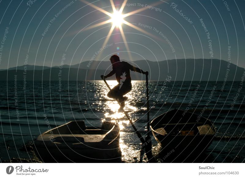 sea-jump Sonnenstrahlen dunkel See aufregend Strand Wasserfahrzeug springen Mann Fröhlichkeit Hintergrundbild Reflexion & Spiegelung Ferien & Urlaub & Reisen
