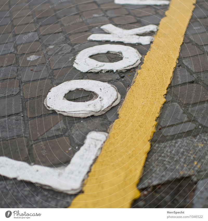 Achtung Stufe London Straßenverkehr Fußgänger Schriftzeichen Hinweisschild Warnschild Verkehrszeichen gelb weiß Schilder & Markierungen Pflastersteine