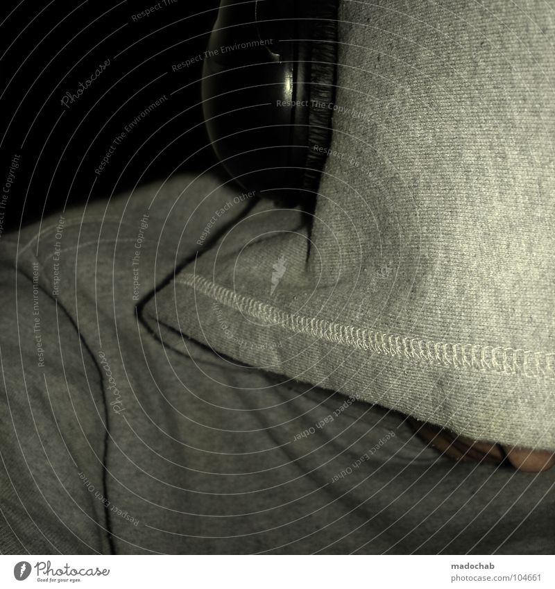 LOST IN MUSIC | GEHORSAM Mann Pullover grau Kopfhörer untergehen Bekleidung Naht Nähen gefangen gebannt Zauberei u. Magie zeitlos hören unten Publikum