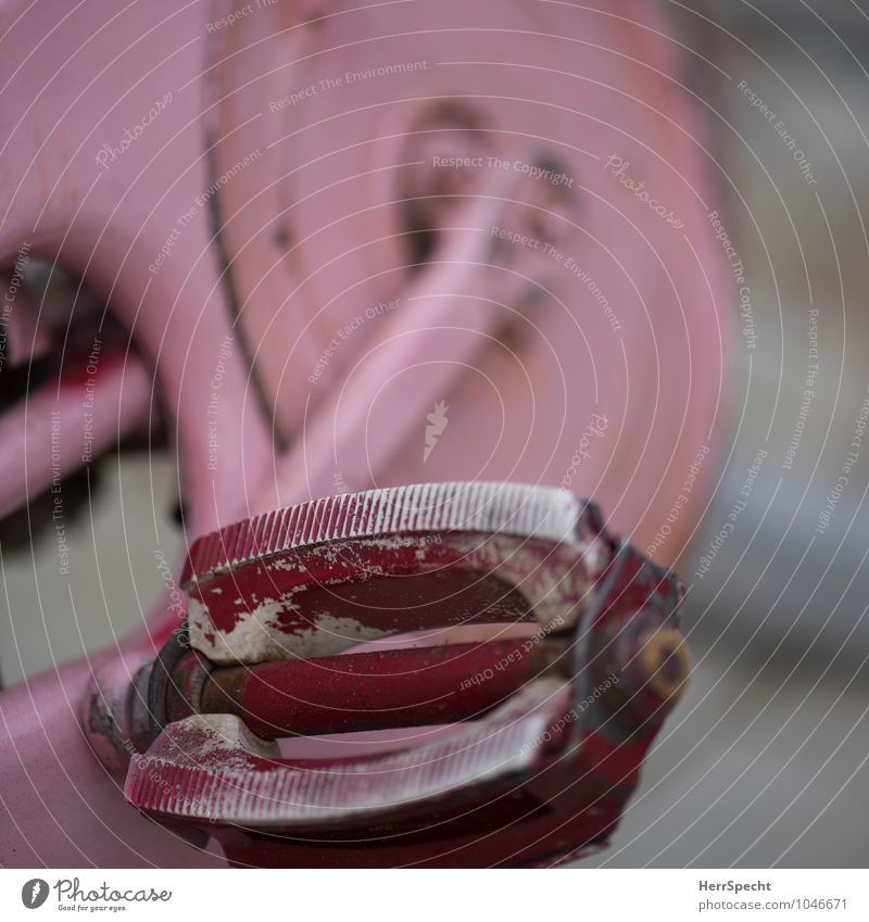 Rosa Radl Straßenverkehr Fahrzeug Fahrrad alt einzigartig trashig rosa rot Pedal abblättern Kurbel Kettenkasten Detailaufnahme Metall angemalt Farbfoto