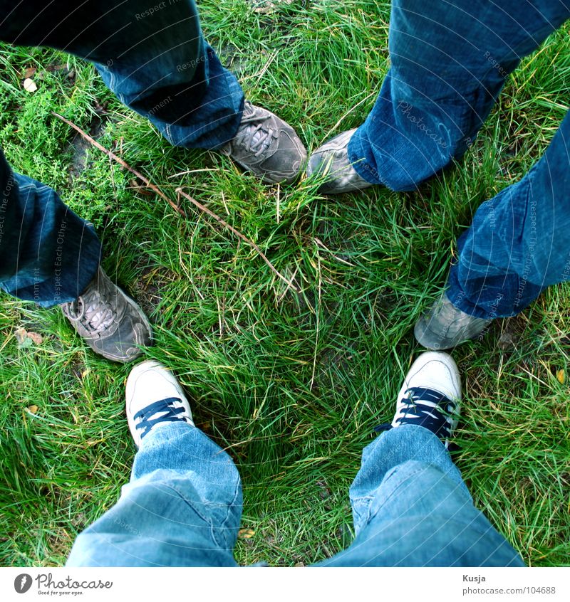 Trio Schuhe 3 Hose Gras grün weiß Freundschaft Menschengruppe Fuß blau Kusja
