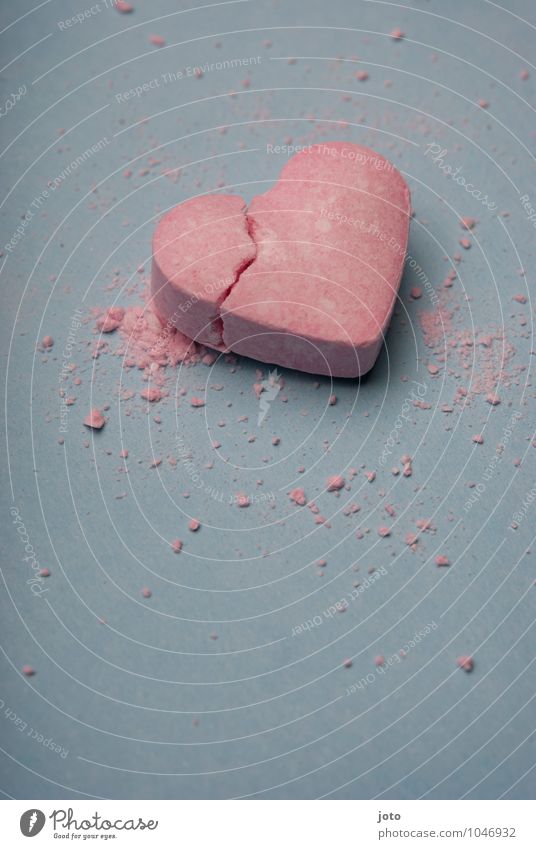 smashed Valentinstag Herz kaputt trashig rosa Traurigkeit Liebeskummer Schmerz Sehnsucht Enttäuschung Einsamkeit Verzweiflung Eifersucht betrügen Gewalt