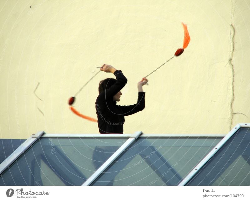 Zuza von Dach Frau jonglieren Schwanz üben Freizeit & Hobby Dachfenster Dachgiebel Haus Oberlicht Ritual Anmut Freundlichkeit Wand Spielen Poi Swinging