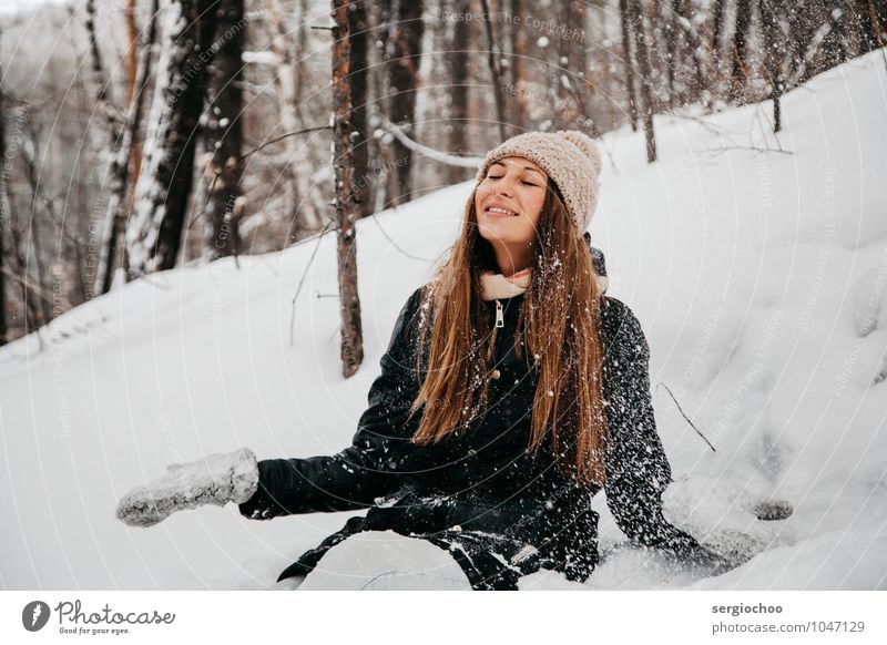 Winterglück 2 schön Wellness Leben Wohlgefühl Sinnesorgane ruhig Meditation Junge Frau Jugendliche Erwachsene 1 Mensch 18-30 Jahre atmen Lächeln Liebe Coolness