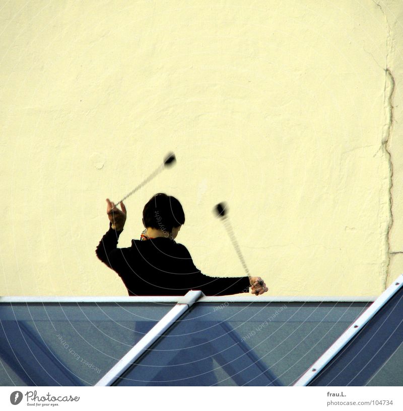 Dachtraining Frau jonglieren Schwanz üben Sport Freizeit & Hobby Dachfenster Dachgiebel Haus Oberlicht Ritual Anmut Freundlichkeit Wand Spielen Poi Swinging
