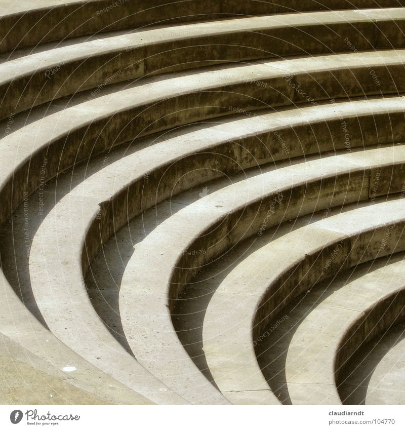 Zebra Beton Geometrie Kreis einfach ruhig aufsteigen Glätte regelmässig Regel Mitte gestreift Muster Streifen Verkehrswege Treppe Stein Schatten Treppenabsatz