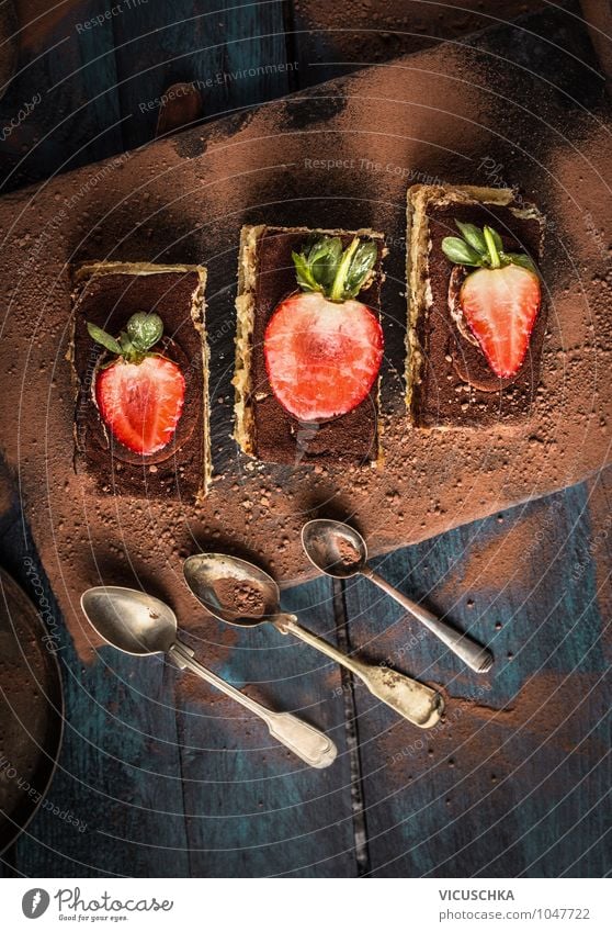 Tiramisu Kuchen mit Schokolade und Löffel Lebensmittel Teigwaren Backwaren Dessert Ernährung Kaffeetrinken Vegetarische Ernährung Italienische Küche Stil Design