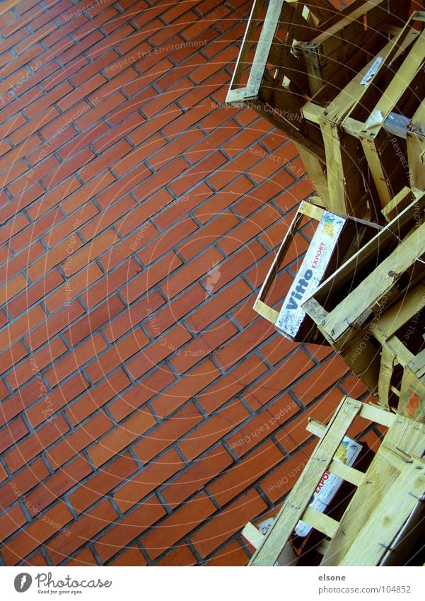 stapelkunst Backstein rot Kiste Paletten Holz braun beige Ware Haufen aufeinander unordentlich durcheinander chaotisch Haus Gebäude Baustein Lehm brennen