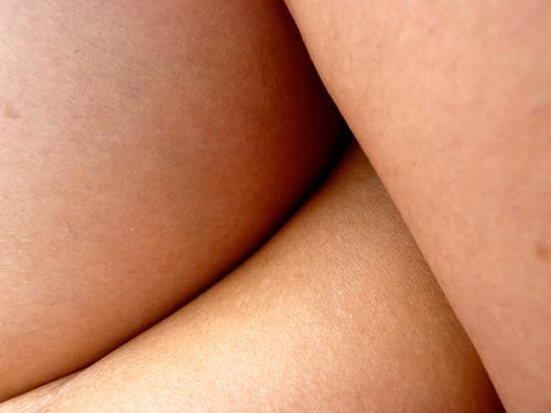 Haut... feminin Frau Erwachsene Beine 30-45 Jahre berühren hocken sitzen Zusammensein geheimnisvoll rein Erotik Körper Körperteile Dreieck Farbfoto Nahaufnahme