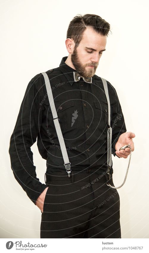 junger Mann | Hipster mit Bart und Anzug auf eine Taschenuhr schauend Mensch maskulin Junger Mann Jugendliche 1 18-30 Jahre Erwachsene Mode Hemd Fliege