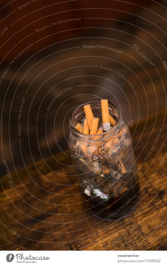 tochter's aschenbecher auf der veranda Rauchen dreckig Ekel genießen Gesundheit Gesundheitswesen Langeweile Stress Sucht Zigarettenstummel Glas Farbfoto