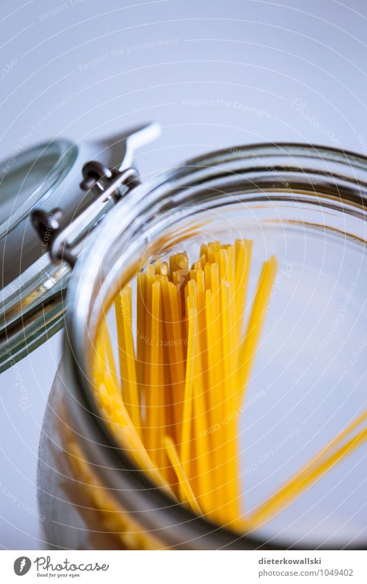 Nudeln Lebensmittel Teigwaren Backwaren Italienische Küche Vorfreude Spaghetti Farbfoto Innenaufnahme Textfreiraum oben Schwache Tiefenschärfe