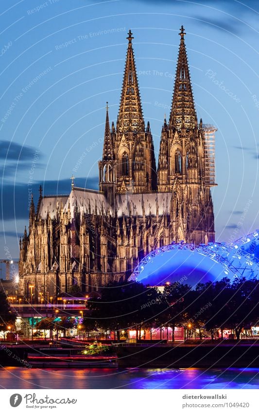 Der Dom ist immer wieder schön... Kirche Sehenswürdigkeit Bekanntheit Köln Kölner Dom Farbfoto Außenaufnahme Abend Dämmerung Starke Tiefenschärfe