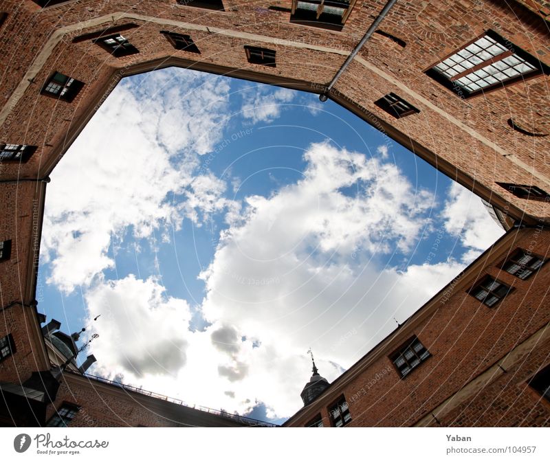 Himmel über Schloß Gripsholm Schweden Mariefred Wolken Innenhof Weitwinkel Bilderrahmen eingeengt Geometrie frei Freiheit gefangen Aussicht historisch Kunst