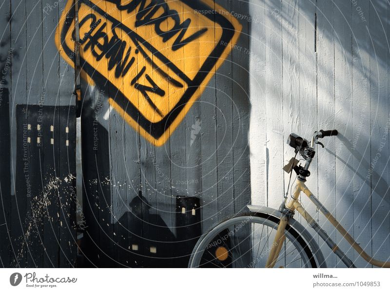 Mit dem Fahrrad von London bis Chemnitz Graffiti Ortsschild Bretterzaun Sightseeing Städtereise Hochhäuser Reisen die Welt entdecken urban Stadt