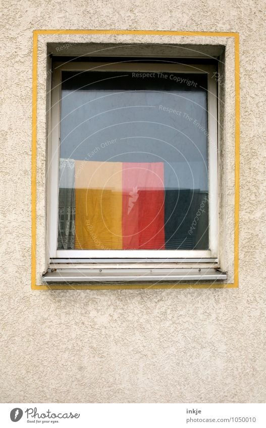 deutsche Gemütlichkeit Lifestyle Stil Häusliches Leben Wohnung Dekoration & Verzierung Menschenleer Fassade Fenster Gardine Deutsche Flagge Fahne Rahmen Zeichen
