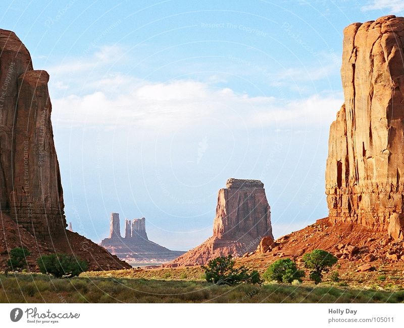 Fenster zum Hof Sommer Ferien & Urlaub & Reisen Hügel Wolken USA Wüste Monument Valley Freiheit blau Berge u. Gebirge Felsen Himmel Westküste