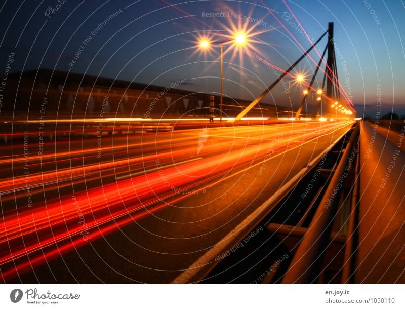Strich in der Landschaft Energiewirtschaft Karlsruhe Stadt Menschenleer Brücke Verkehr Verkehrswege Straßenverkehr Autofahren Autobahn leuchten blau orange rot
