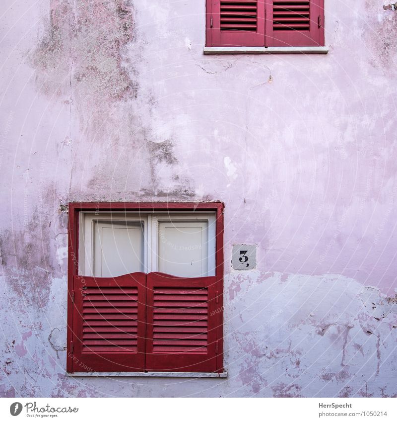 Halbe-halbe Italien Dorf Haus Einfamilienhaus Bauwerk Gebäude Mauer Wand Fassade Fenster alt außergewöhnlich trist rosa rot weiß Fensterladen Hausnummer 3