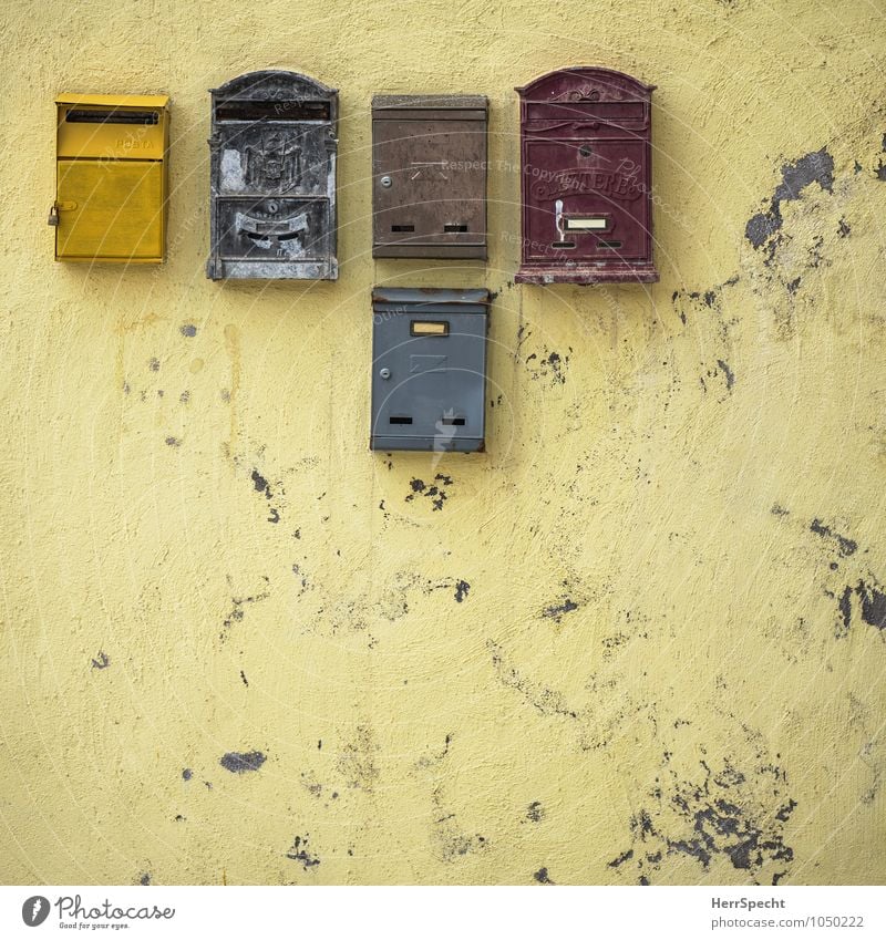 Please, Mr. Postman... Italien Haus Mauer Wand Fassade Briefkasten alt ästhetisch authentisch außergewöhnlich dreckig trist gelb Mehrfamilienhaus abblättern