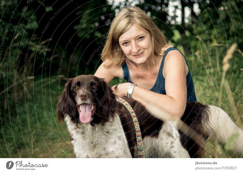 Verschnaufspause Spaziergang Ausflug Sommer Mensch feminin Junge Frau Jugendliche Erwachsene Freundschaft 1 30-45 Jahre blond Tier Haustier Hund Fell