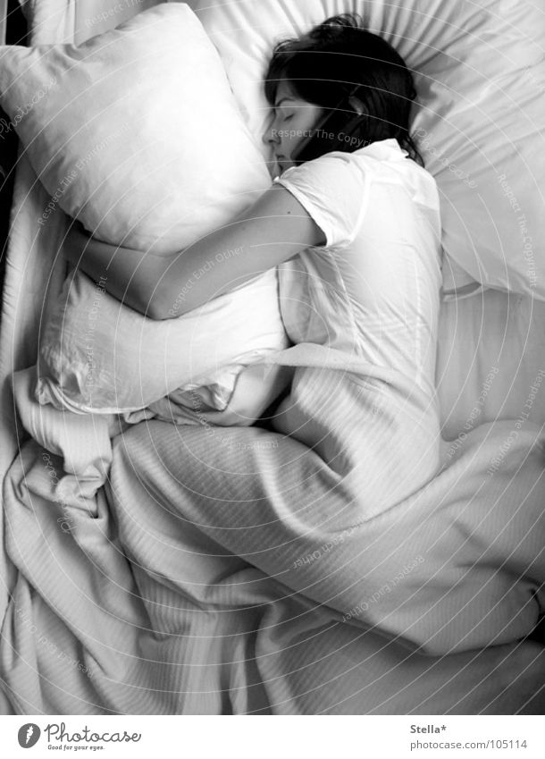 Dornröschen schlafen Bett träumen Frau Umarmen Kissen ruhig Schwarzweißfoto Kopfkissen
