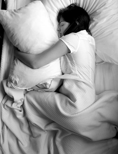 Dornröschen schlafen Bett träumen Frau Umarmen Kissen ruhig Schwarzweißfoto Kopfkissen