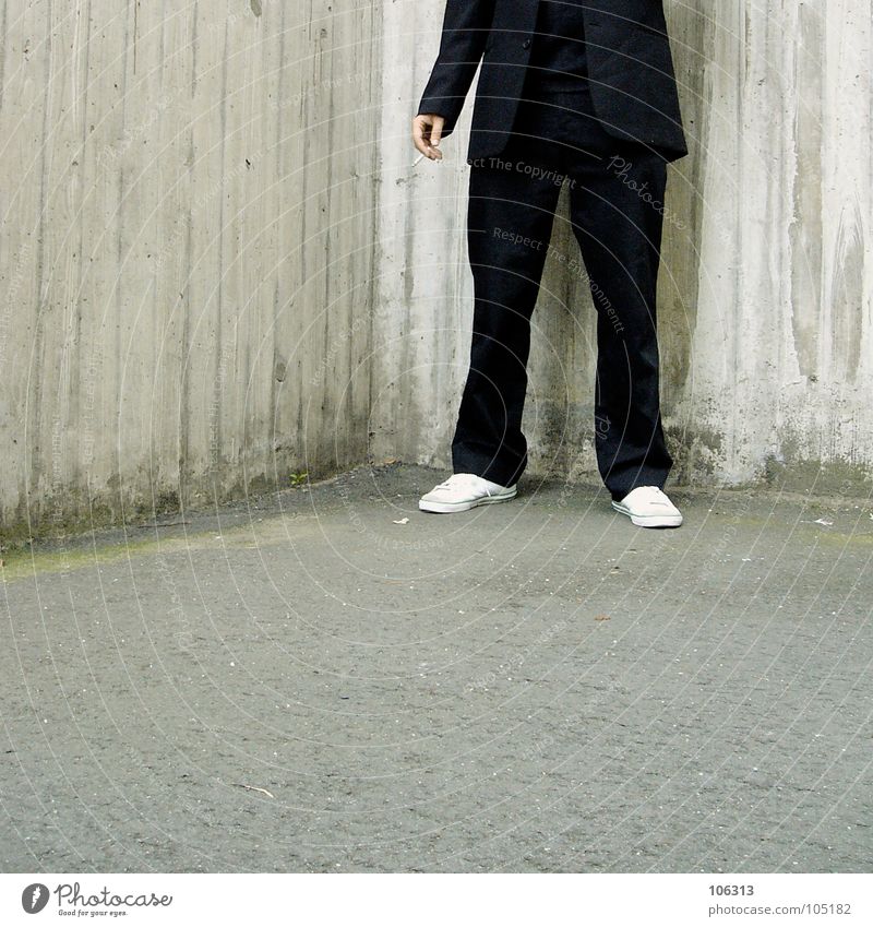 ALL FOR THE MONEY [KOLABO] Mann Anzug schwarz Anschnitt Bildausschnitt Detailaufnahme anonym unerkannt unkenntlich kopflos gesichtslos Zigarette Rauchen