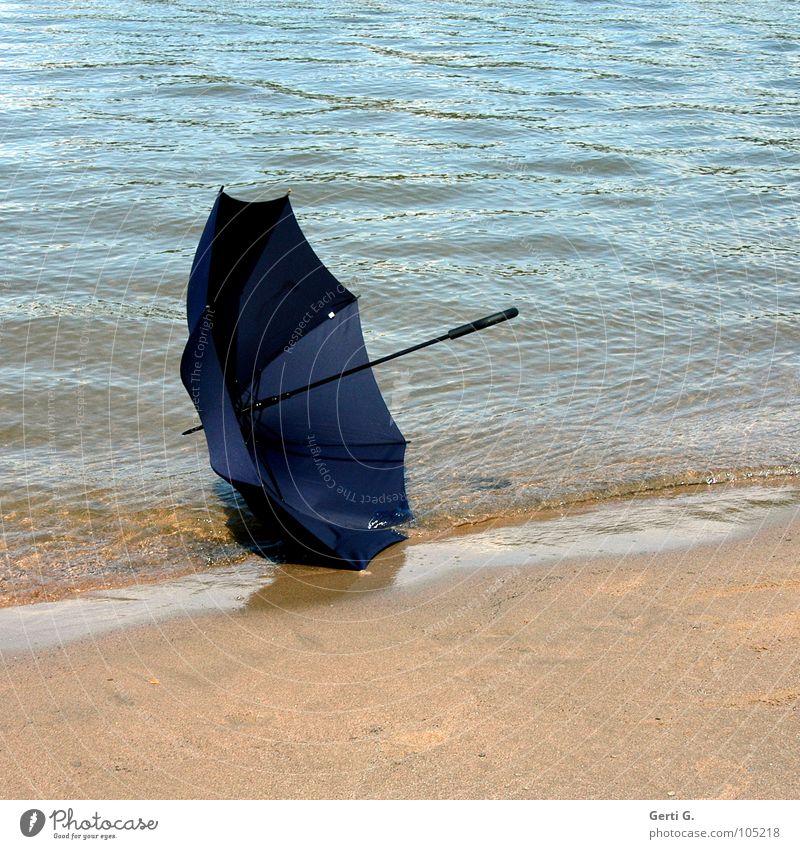 er ist weg Regenschirm Sommer Strand Sandstrand Rhein sommerlich verlieren verloren Windböe Wellen Wasseroberfläche blau Stoff Material Dinge Schutz Fluss banal