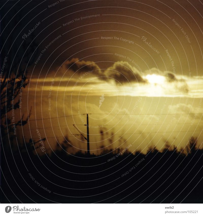 Präludium Licht Lichteinfall Dämmerung Morgen Wolken Unschärfe unterwegs Hochspannungsleitung Ostfriesland Verkehrswege Lampe Morgendämmerung Sonne Strommast