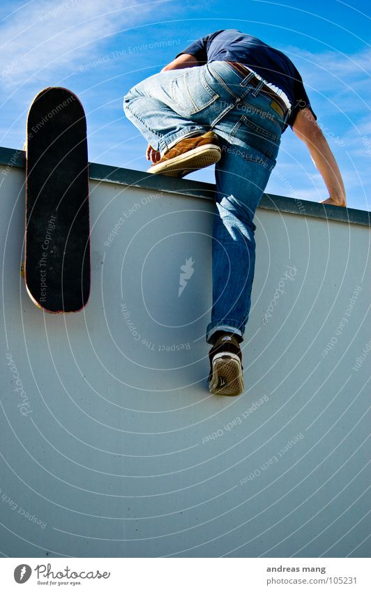 Here we go Mann Skateboarding Wand oben Himmel ungesetzlich anstrengen gehen einsteigen Verbote Wolken Geschwindigkeit Flucht kommen man Klettern climp up hoch