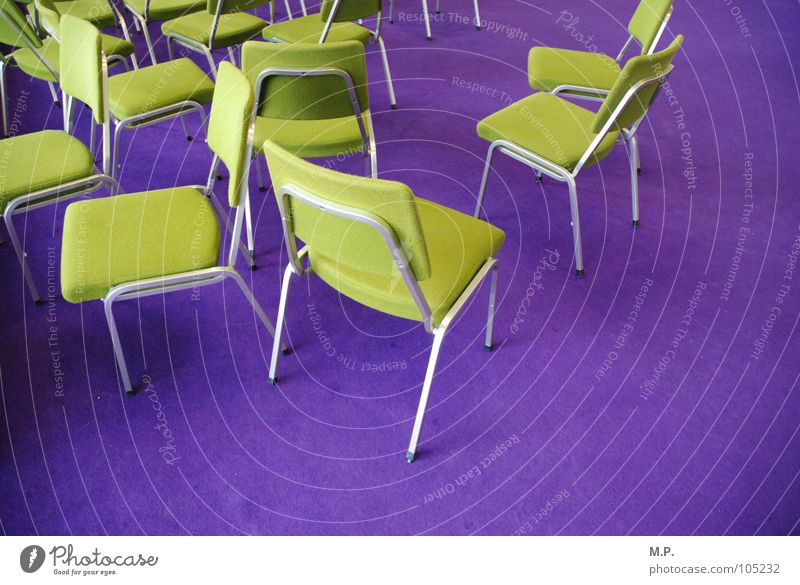Stuhlgesellschaft 1 Teppich grün hellgrün violett knallig Farbe mehrfarbig durcheinander chaotisch Kontrast Besucher Gast sitzen stehen bequem einladen Polster