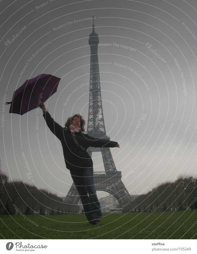 l'AMOUR Paris Tour d'Eiffel Balletttänzer umfallen Zufriedenheit Regenschirm grau rot grün schwarz Halstuch Tourist Attraktion Wahrzeichen Frankreich